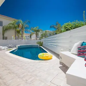 https://kalamies-family-villa.protaras-cy-hotels.com